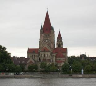 Die schöne Kirche, gleich beim Alina-Kai-