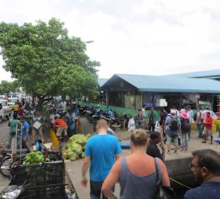 Unterwegs im einheimischen Markt 