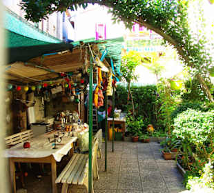 Kleiner Garten mit Herd und Sitzecke
