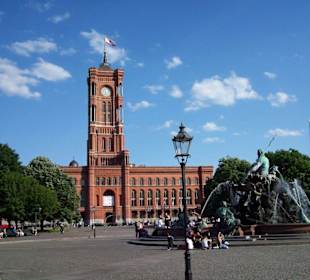 Rotes Rathaus mit Neptunbrunnen