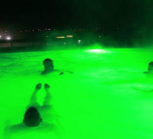 Solebad bei Nacht auf dem Dach