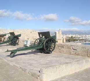 Auf dem Dach stehen noch Salutkanonen