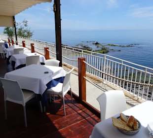 Sitzplätze auf der Veranda über dem Meer