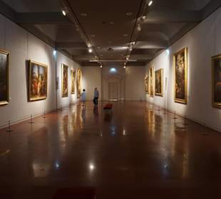 Blick in eine der grossen Gemälde Gallerien