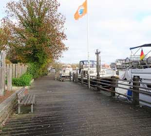 Rundgang auf der Hafenpromenade von Leer