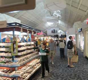 In der Mitte der Gänge viele Ramsch Stände