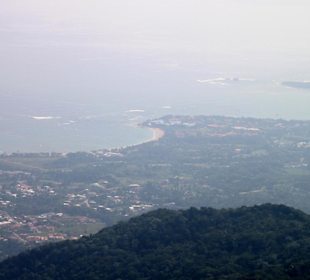 Blick vom Berg auf die Küste