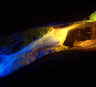 Wasserfall im Lichtermeer
