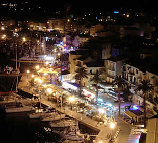 Blick auf die Hafenstraße von Calvi bei Nacht