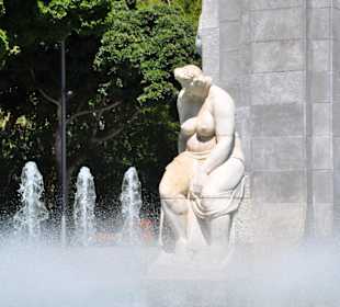Frauenskulptur am zentralen Brunnen