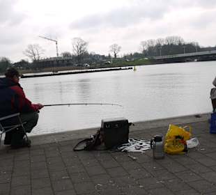 Ein Angler Kappelner Hafen