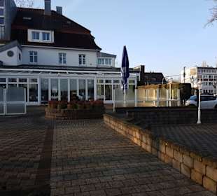 Im Sommer draußen essen am See