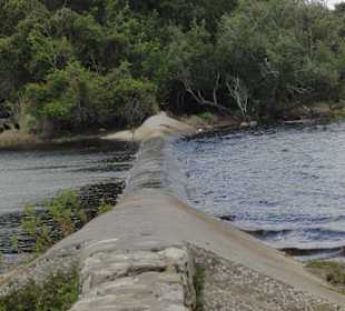 Damm zwischen See und Fluss