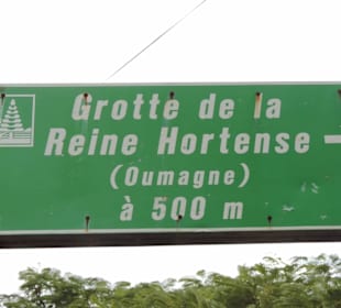 Wegweiser zur Grotte an der Strasse