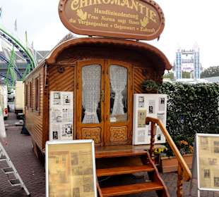 Tradition auf dem Jahrmarkt: Die Handleserin