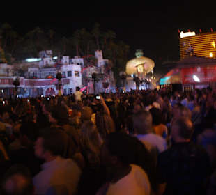 Großer Andrang vor der kostenlosen Show am TI