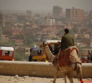 Blick von den Pyramiden über Kairo