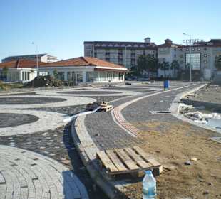 Frisch verlegte Bordstein/Gehwege