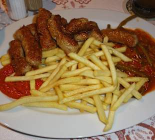 Cevapcici mit Pommes und Reis