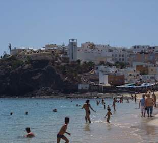 Strand von Morro Jable mit Blick auf die Kirche