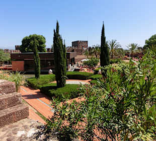 Der gepflegte Innenhof des Castelos