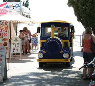 Der Bus an der Hotelpromenade des Valamar Bellevue Hotel & R