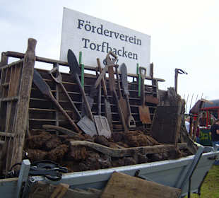 Auf dem Wagen die gesammelten Geräte & Torfbrikett