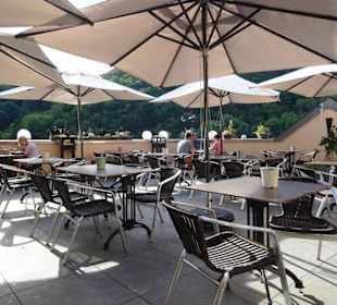 Auf der Terrasse des Restaurants Comte Godefroy