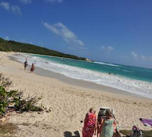 Einsamer Strand, kristallklares Wasser
