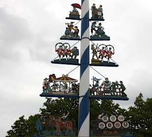 Zunftscheiben am Maibaum