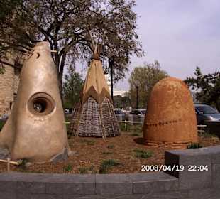 Indianerzelte vor dem Museum
