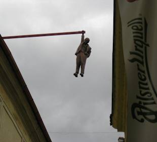 Der hängende Mann über einer Seitengasse