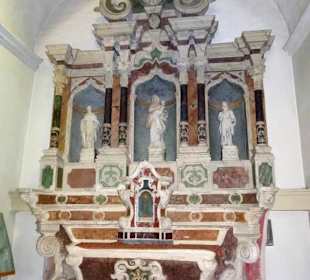 Der Hauptaltar der Kathedrale San Pietro