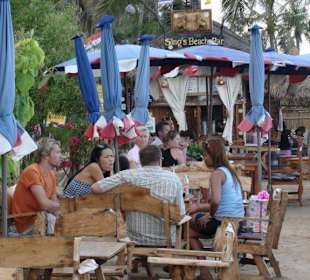 Gemütliche Atmosphäre an Sing's Beach Bar