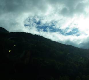 Die Berge in starken Nebel
