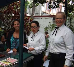 Die freundliche Crew mit Chefin (links)