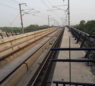 Metro fährt auf Stelzen