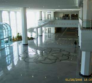 Schöne Mosaike in der Fluhafenhalle