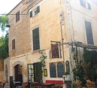 Urige Atmosphäre am Dorfplatz