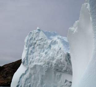 Bootsfahrt zwischen Eisbergen