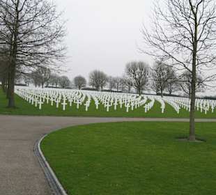 Gräberfelder beidseitig der Allee