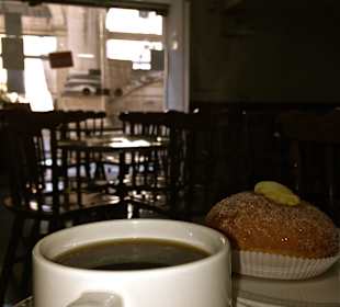 Schwarzer Kaffee und süßer Krapfen