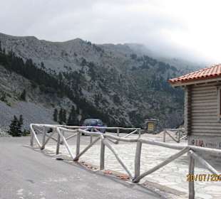 Ausblick zum Bergkamm mit Hütte