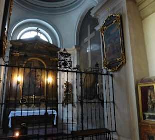 In der Michaelerkirche: einer der Seitenaltäre