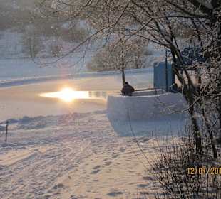 Blick zur Imbisshütte, mit Eisbar