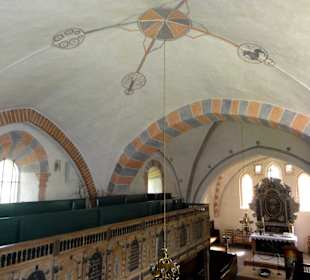 Blick von der Empore in die Kirche