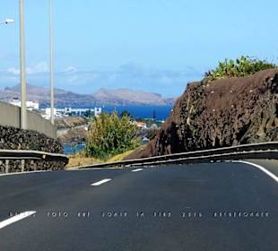 Blick von der Autobahn auf das Flughafengebäude