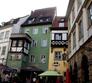 Unterhalb viele Geschäfte Restaurants