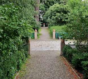 Eingang in den ehemaligen Park der Villa Oppenheim