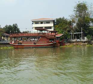 Flußfahrt um die Insel